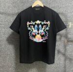 P80 Versace*范思*哲 2025春夏款 首发网图柜子版 丁禹兮同款 海底世界印花图案字母logo设计 三标齐全 定制双纱平纹纯棉面料 短袖T恤 男女同款 尺码： S （90-130斤） M （120-150斤） L （140-165斤） XL （160-180斤） XXL （180-210斤） 颜色：黑色 酒红色