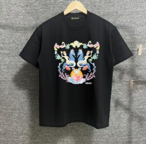 weigou_207030_0_3c4c3cef57 P80 Versace*范思*哲 2025春夏款 首发网图柜子版 丁禹兮同款 海底世界印花图案字母logo设计 三标齐全 定制双纱平纹纯棉面料 短袖T恤 男女同款 尺码: S (90-130斤) M (120-150斤) L (140-165斤) XL (160-180斤) XXL (180-210斤) 颜色:黑色 酒红色
