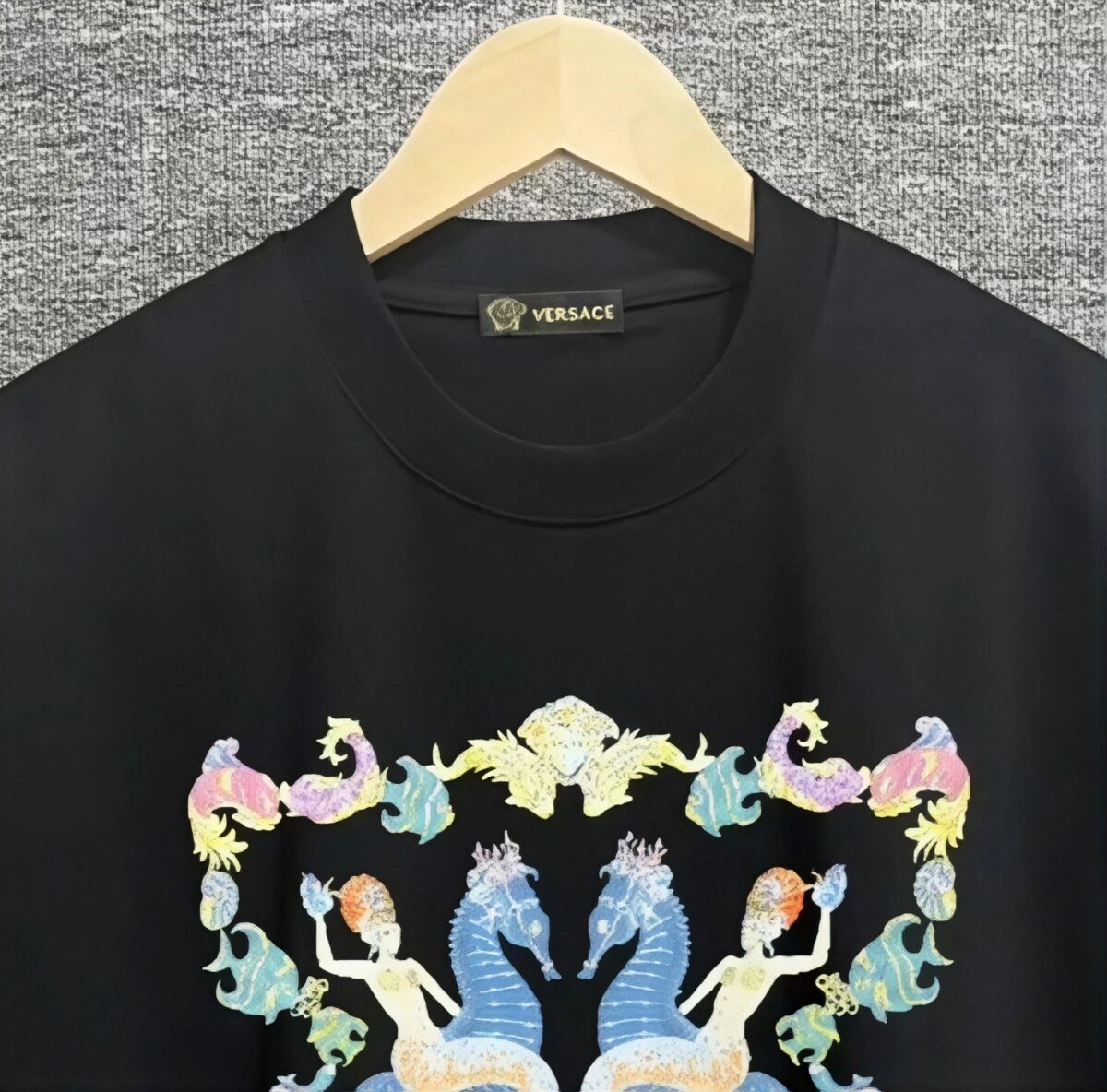 P80 Versace*范思*哲 2025春夏款 首发网图柜子版 丁禹兮同款 海底世界印花图案字母logo设计 三标齐全 定制双纱平纹纯棉面料 短袖T恤 男女同款 尺码： S （90-130斤） M （120-150斤） L （140-165斤） XL （160-180斤） XXL （180-210斤） 颜色：黑色 酒红色