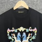 P80 Versace*范思*哲 2025春夏款 首发网图柜子版 丁禹兮同款 海底世界印花图案字母logo设计 三标齐全 定制双纱平纹纯棉面料 短袖T恤 男女同款 尺码： S （90-130斤） M （120-150斤） L （140-165斤） XL （160-180斤） XXL （180-210斤） 颜色：黑色 酒红色