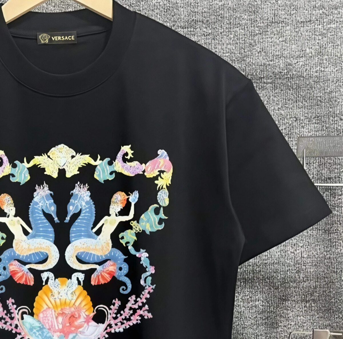 P80 Versace*范思*哲 2025春夏款 首发网图柜子版 丁禹兮同款 海底世界印花图案字母logo设计 三标齐全 定制双纱平纹纯棉面料 短袖T恤 男女同款 尺码： S （90-130斤） M （120-150斤） L （140-165斤） XL （160-180斤） XXL （180-210斤） 颜色：黑色 酒红色
