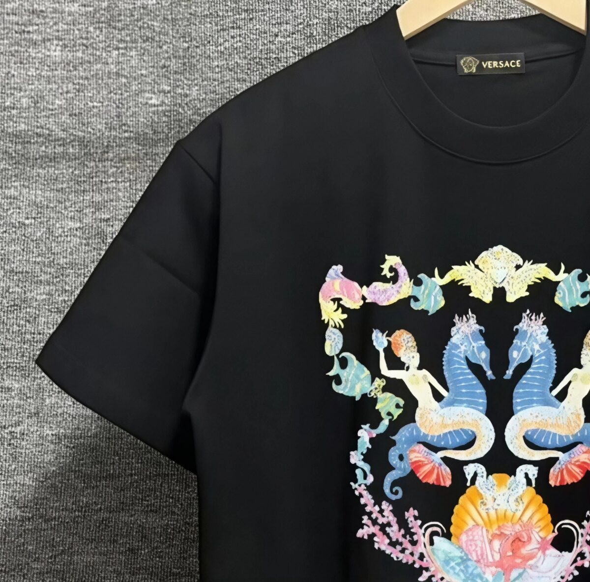 P80 Versace*范思*哲 2025春夏款 首发网图柜子版 丁禹兮同款 海底世界印花图案字母logo设计 三标齐全 定制双纱平纹纯棉面料 短袖T恤 男女同款 尺码： S （90-130斤） M （120-150斤） L （140-165斤） XL （160-180斤） XXL （180-210斤） 颜色：黑色 酒红色