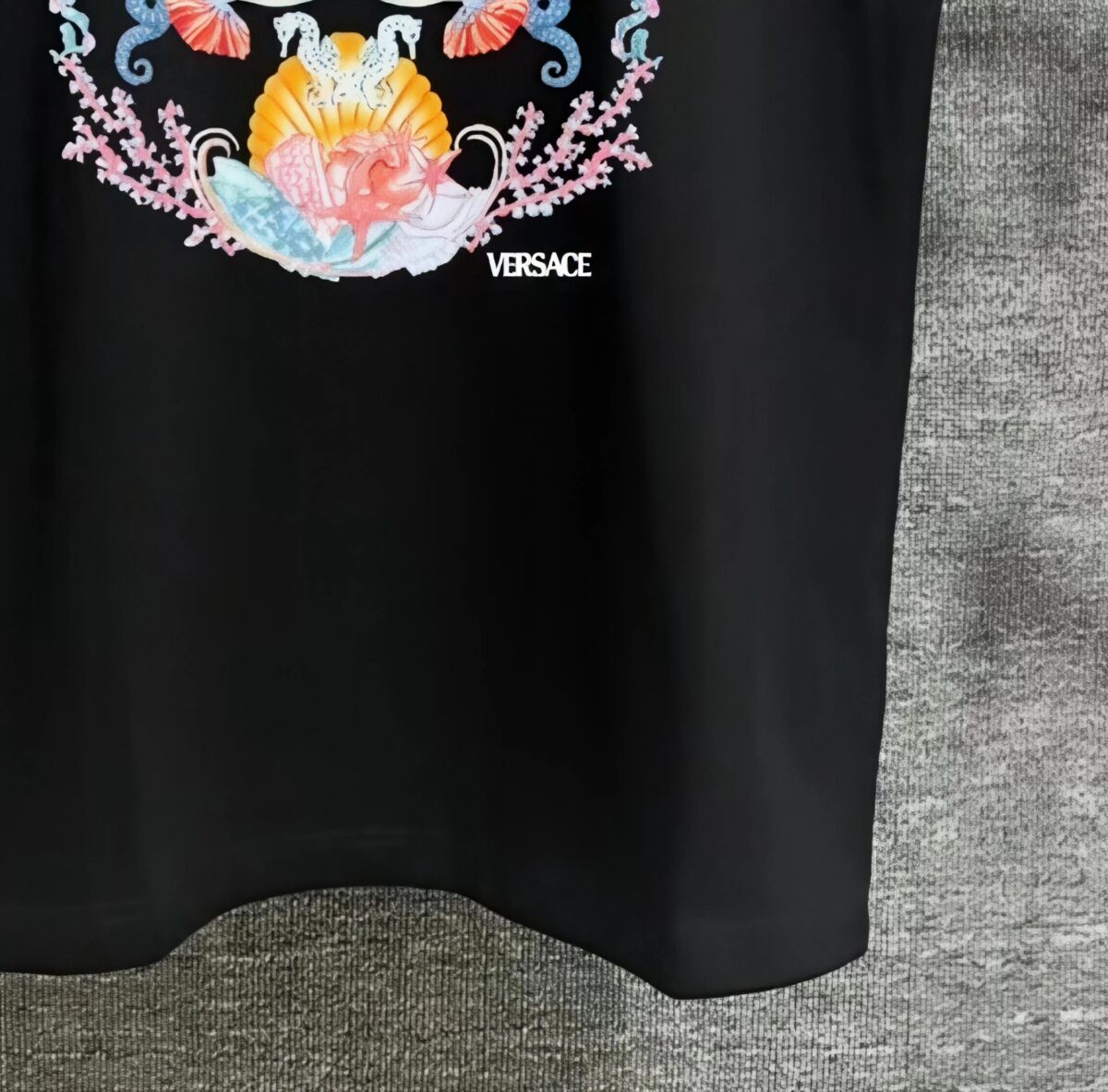 P80 Versace*范思*哲 2025春夏款 首发网图柜子版 丁禹兮同款 海底世界印花图案字母logo设计 三标齐全 定制双纱平纹纯棉面料 短袖T恤 男女同款 尺码： S （90-130斤） M （120-150斤） L （140-165斤） XL （160-180斤） XXL （180-210斤） 颜色：黑色 酒红色