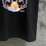 P80 Versace*范思*哲 2025春夏款 首发网图柜子版 丁禹兮同款 海底世界印花图案字母logo设计 三标齐全 定制双纱平纹纯棉面料 短袖T恤 男女同款 尺码： S （90-130斤） M （120-150斤） L （140-165斤） XL （160-180斤） XXL （180-210斤） 颜色：黑色 酒红色