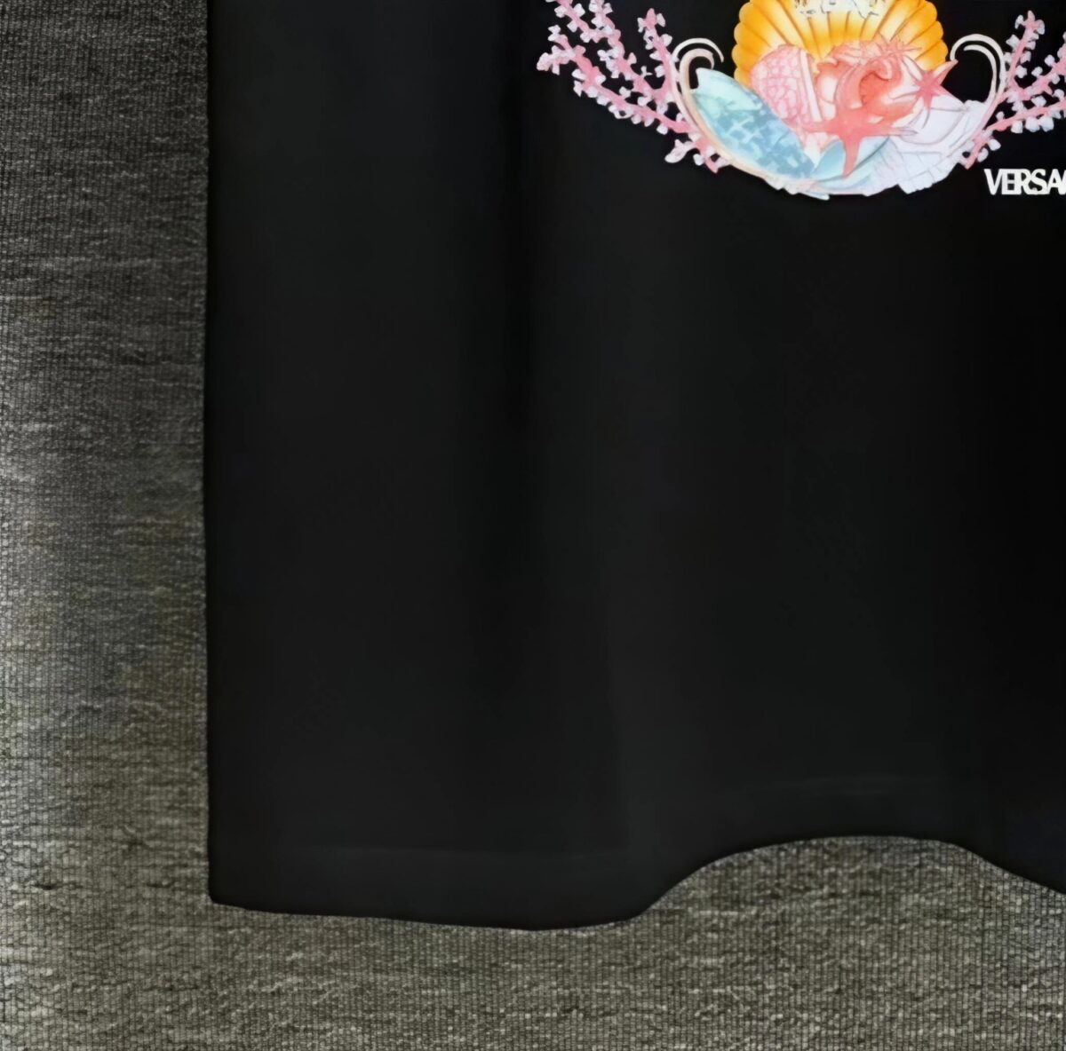P80 Versace*范思*哲 2025春夏款 首发网图柜子版 丁禹兮同款 海底世界印花图案字母logo设计 三标齐全 定制双纱平纹纯棉面料 短袖T恤 男女同款 尺码： S （90-130斤） M （120-150斤） L （140-165斤） XL （160-180斤） XXL （180-210斤） 颜色：黑色 酒红色