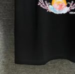 P80 Versace*范思*哲 2025春夏款 首发网图柜子版 丁禹兮同款 海底世界印花图案字母logo设计 三标齐全 定制双纱平纹纯棉面料 短袖T恤 男女同款 尺码： S （90-130斤） M （120-150斤） L （140-165斤） XL （160-180斤） XXL （180-210斤） 颜色：黑色 酒红色