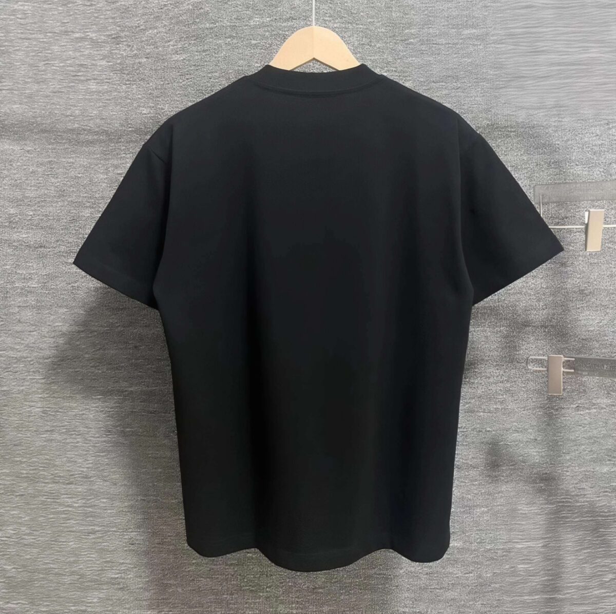 P80 Versace*范思*哲 2025春夏款 首发网图柜子版 丁禹兮同款 海底世界印花图案字母logo设计 三标齐全 定制双纱平纹纯棉面料 短袖T恤 男女同款 尺码： S （90-130斤） M （120-150斤） L （140-165斤） XL （160-180斤） XXL （180-210斤） 颜色：黑色 酒红色