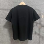 P80 Versace*范思*哲 2025春夏款 首发网图柜子版 丁禹兮同款 海底世界印花图案字母logo设计 三标齐全 定制双纱平纹纯棉面料 短袖T恤 男女同款 尺码： S （90-130斤） M （120-150斤） L （140-165斤） XL （160-180斤） XXL （180-210斤） 颜色：黑色 酒红色