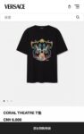 P80 Versace*范思*哲 2025春夏款 首发网图柜子版 丁禹兮同款 海底世界印花图案字母logo设计 三标齐全 定制双纱平纹纯棉面料 短袖T恤 男女同款 尺码： S （90-130斤） M （120-150斤） L （140-165斤） XL （160-180斤） XXL （180-210斤） 颜色：黑色 酒红色