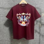P80 Versace*范思*哲 2025春夏款 首发网图柜子版 丁禹兮同款 海底世界印花图案字母logo设计 三标齐全 定制双纱平纹纯棉面料 短袖T恤 男女同款 尺码： S （90-130斤） M （120-150斤） L （140-165斤） XL （160-180斤） XXL （180-210斤） 颜色：黑色 酒红色
