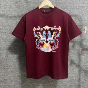 weigou_207045_0_a589f3f2bc P80 Versace*范思*哲 2025春夏款 首发网图柜子版 丁禹兮同款 海底世界印花图案字母logo设计 三标齐全 定制双纱平纹纯棉面料 短袖T恤 男女同款 尺码: S (90-130斤) M (120-150斤) L (140-165斤) XL (160-180斤) XXL (180-210斤) 颜色:黑色 酒红色