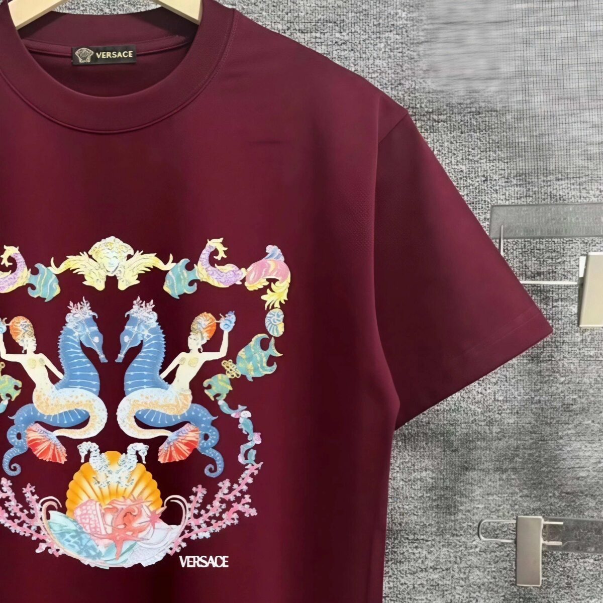 P80 Versace*范思*哲 2025春夏款 首发网图柜子版 丁禹兮同款 海底世界印花图案字母logo设计 三标齐全 定制双纱平纹纯棉面料 短袖T恤 男女同款 尺码： S （90-130斤） M （120-150斤） L （140-165斤） XL （160-180斤） XXL （180-210斤） 颜色：黑色 酒红色