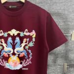 P80 Versace*范思*哲 2025春夏款 首发网图柜子版 丁禹兮同款 海底世界印花图案字母logo设计 三标齐全 定制双纱平纹纯棉面料 短袖T恤 男女同款 尺码： S （90-130斤） M （120-150斤） L （140-165斤） XL （160-180斤） XXL （180-210斤） 颜色：黑色 酒红色