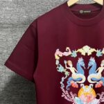 P80 Versace*范思*哲 2025春夏款 首发网图柜子版 丁禹兮同款 海底世界印花图案字母logo设计 三标齐全 定制双纱平纹纯棉面料 短袖T恤 男女同款 尺码： S （90-130斤） M （120-150斤） L （140-165斤） XL （160-180斤） XXL （180-210斤） 颜色：黑色 酒红色