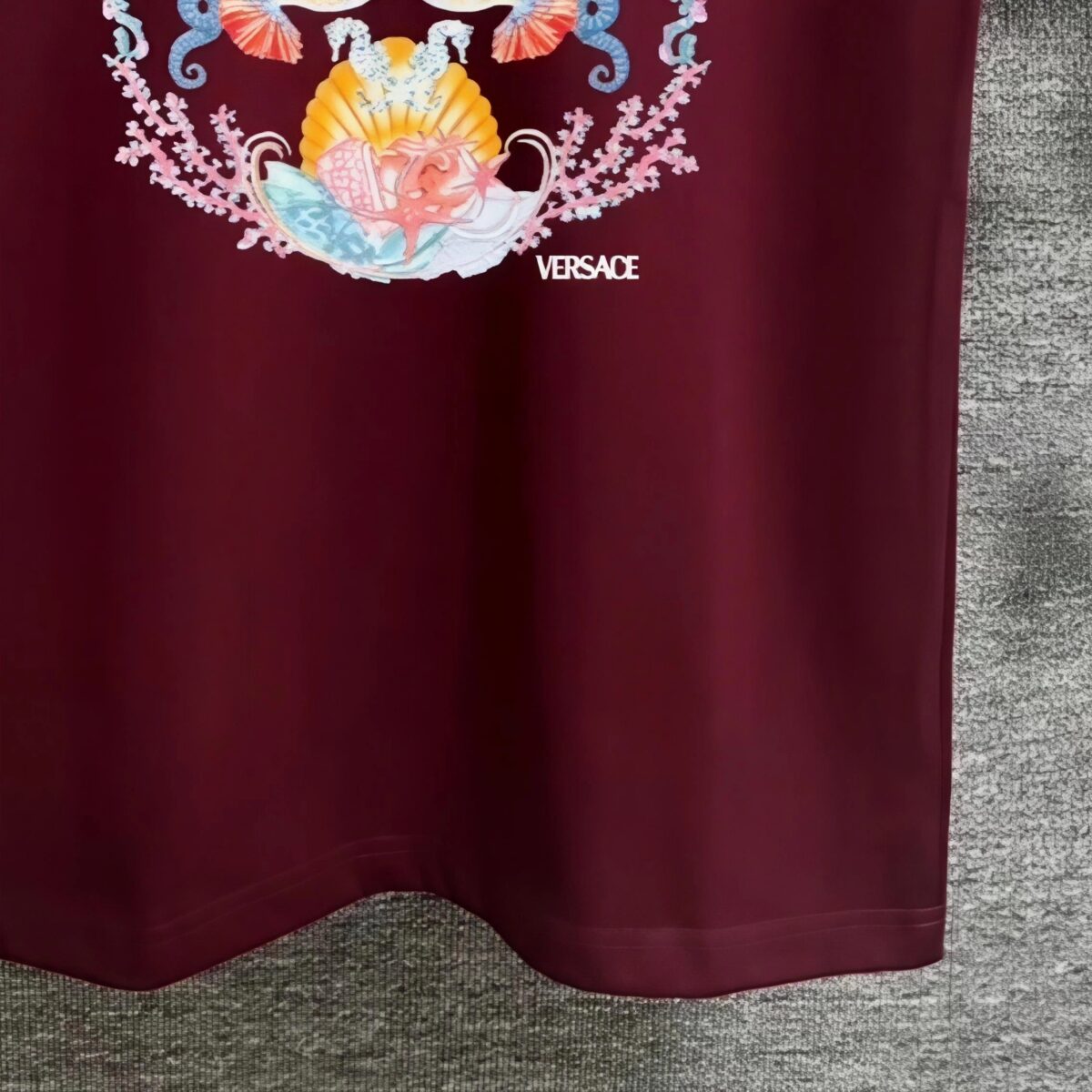 P80 Versace*范思*哲 2025春夏款 首发网图柜子版 丁禹兮同款 海底世界印花图案字母logo设计 三标齐全 定制双纱平纹纯棉面料 短袖T恤 男女同款 尺码： S （90-130斤） M （120-150斤） L （140-165斤） XL （160-180斤） XXL （180-210斤） 颜色：黑色 酒红色