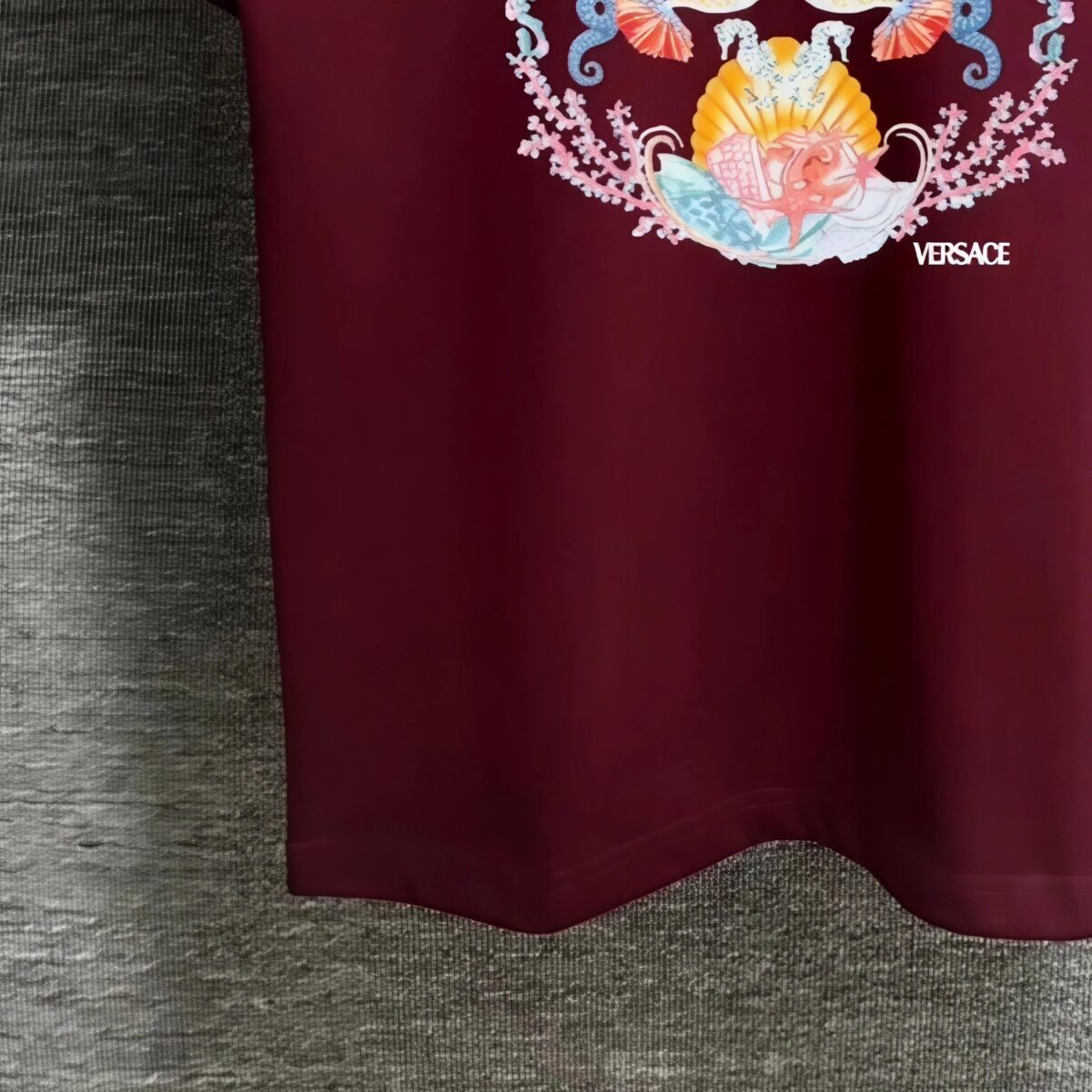 P80 Versace*范思*哲 2025春夏款 首发网图柜子版 丁禹兮同款 海底世界印花图案字母logo设计 三标齐全 定制双纱平纹纯棉面料 短袖T恤 男女同款 尺码： S （90-130斤） M （120-150斤） L （140-165斤） XL （160-180斤） XXL （180-210斤） 颜色：黑色 酒红色