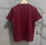P80 Versace*范思*哲 2025春夏款 首发网图柜子版 丁禹兮同款 海底世界印花图案字母logo设计 三标齐全 定制双纱平纹纯棉面料 短袖T恤 男女同款 尺码： S （90-130斤） M （120-150斤） L （140-165斤） XL （160-180斤） XXL （180-210斤） 颜色：黑色 酒红色