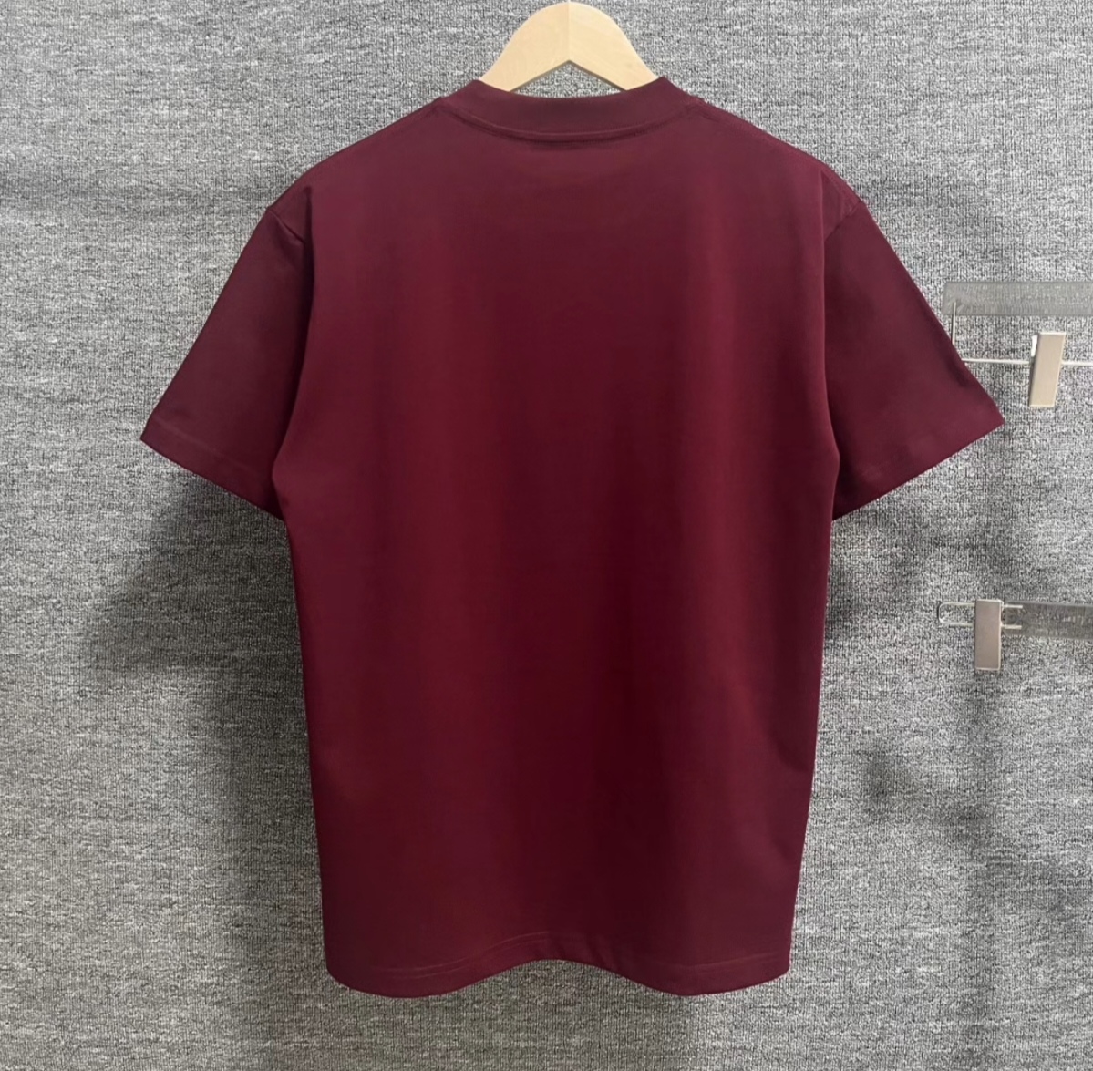 P80 Versace*范思*哲 2025春夏款 首发网图柜子版 丁禹兮同款 海底世界印花图案字母logo设计 三标齐全 定制双纱平纹纯棉面料 短袖T恤 男女同款 尺码： S （90-130斤） M （120-150斤） L （140-165斤） XL （160-180斤） XXL （180-210斤） 颜色：黑色 酒红色
