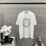 P80 VersAce*范家* 2026 春夏新款 经典字母简约烫钻 定制双纱平纹纯棉面料 短袖T恤 男女同款 颜色 ：黑色 白色 安哥拉红色 尺码： S （90-130斤） M （120-150斤） L （140-165斤） XL （160-180斤） XXL （180-210斤）