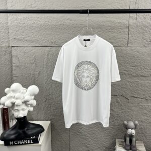 weigou_207059_0_27cb3fae51 P80 VersAce*范家* 2026 春夏新款 经典字母简约烫钻 定制双纱平纹纯棉面料 短袖T恤 男女同款 颜色 :黑色 白色 安哥拉红色 尺码: S (90-130斤) M (120-150斤) L (140-165斤) XL (160-180斤) XXL (180-210斤)