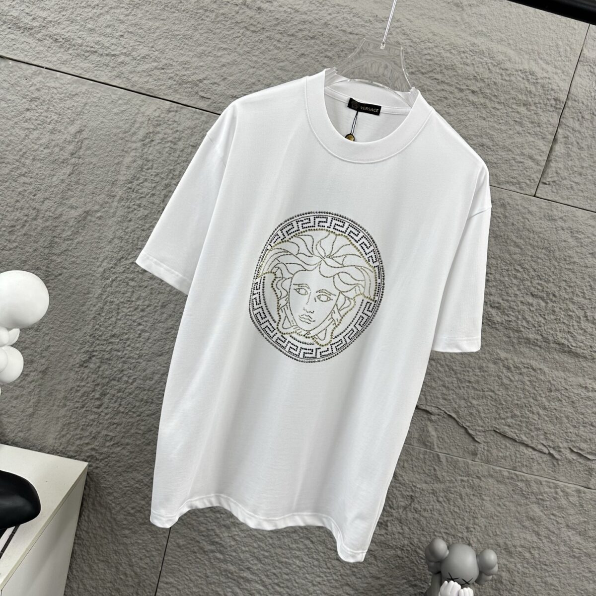 P80 VersAce*范家* 2026 春夏新款 经典字母简约烫钻 定制双纱平纹纯棉面料 短袖T恤 男女同款 颜色 ：黑色 白色 安哥拉红色 尺码： S （90-130斤） M （120-150斤） L （140-165斤） XL （160-180斤） XXL （180-210斤）