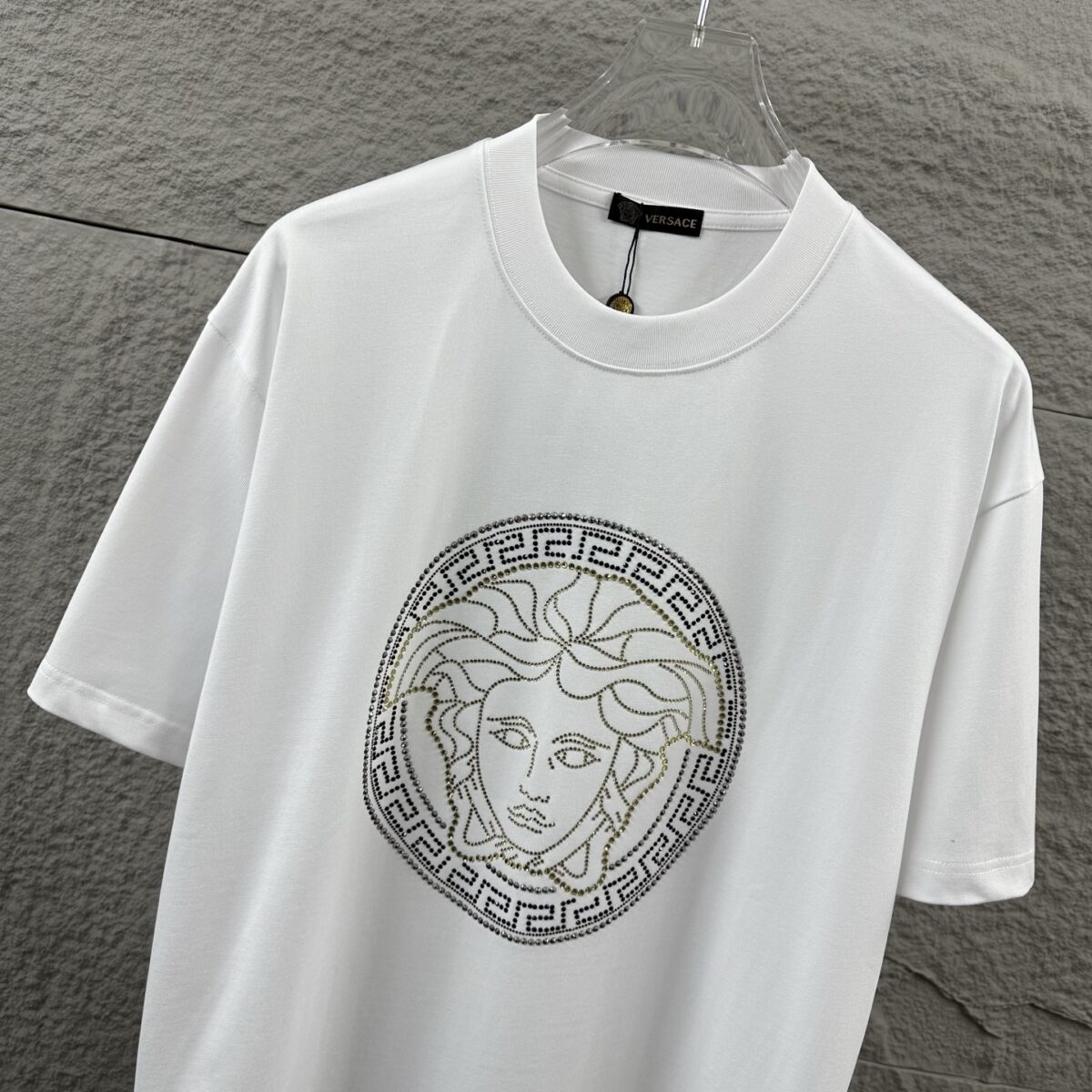 P80 VersAce*范家* 2026 春夏新款 经典字母简约烫钻 定制双纱平纹纯棉面料 短袖T恤 男女同款 颜色 ：黑色 白色 安哥拉红色 尺码： S （90-130斤） M （120-150斤） L （140-165斤） XL （160-180斤） XXL （180-210斤）