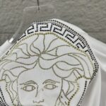 P80 VersAce*范家* 2026 春夏新款 经典字母简约烫钻 定制双纱平纹纯棉面料 短袖T恤 男女同款 颜色 ：黑色 白色 安哥拉红色 尺码： S （90-130斤） M （120-150斤） L （140-165斤） XL （160-180斤） XXL （180-210斤）