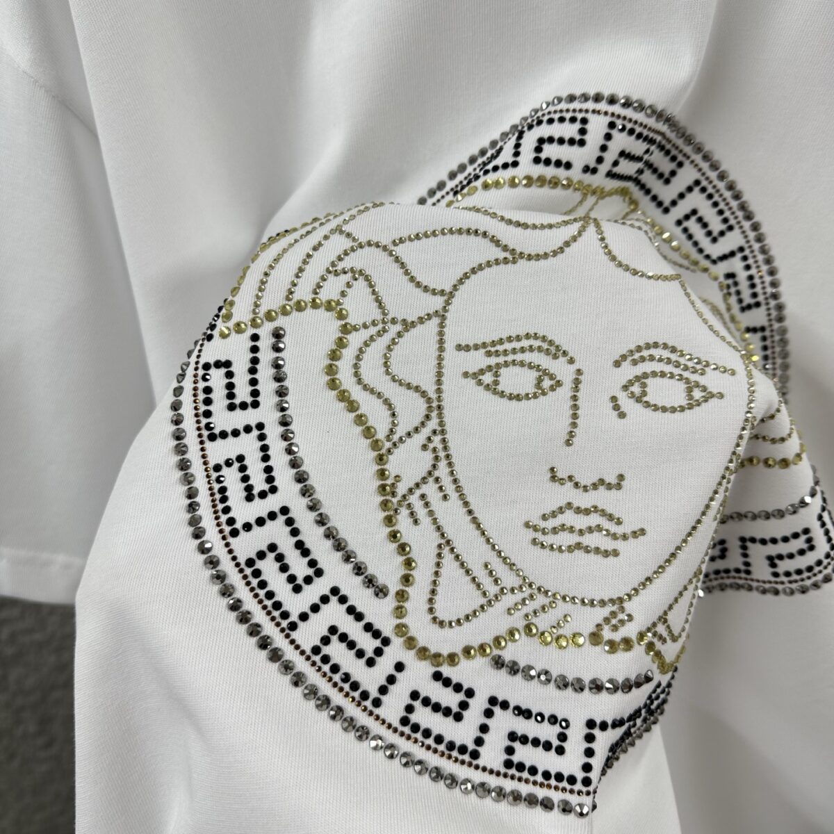 P80 VersAce*范家* 2026 春夏新款 经典字母简约烫钻 定制双纱平纹纯棉面料 短袖T恤 男女同款 颜色 ：黑色 白色 安哥拉红色 尺码： S （90-130斤） M （120-150斤） L （140-165斤） XL （160-180斤） XXL （180-210斤）