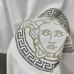 P80 VersAce*范家* 2026 春夏新款 经典字母简约烫钻 定制双纱平纹纯棉面料 短袖T恤 男女同款 颜色 ：黑色 白色 安哥拉红色 尺码： S （90-130斤） M （120-150斤） L （140-165斤） XL （160-180斤） XXL （180-210斤）