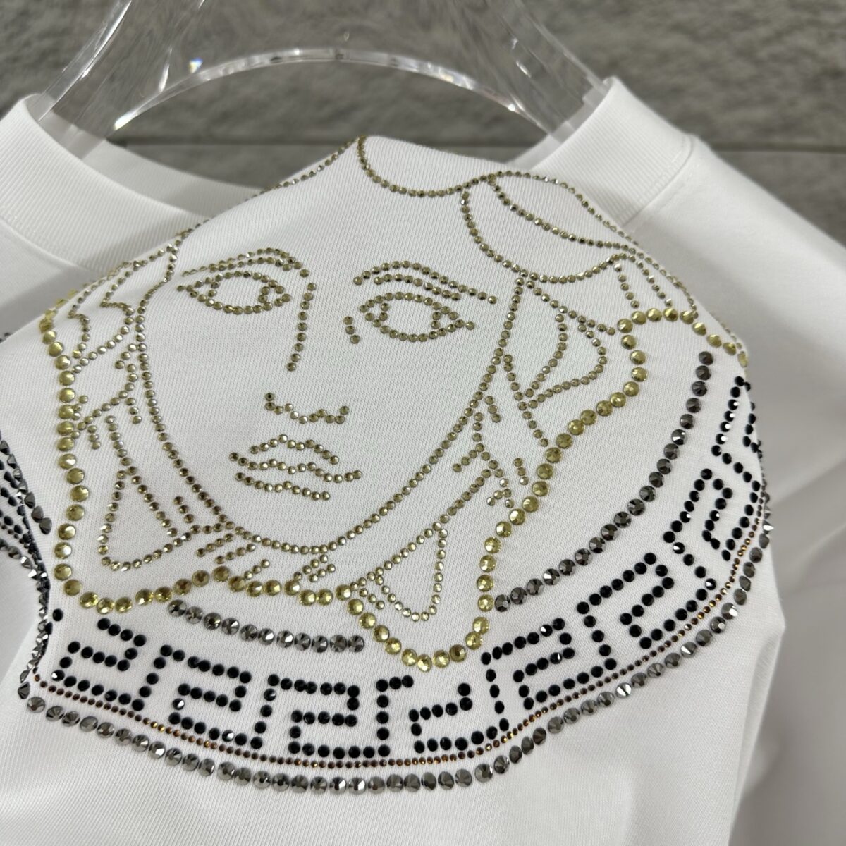 P80 VersAce*范家* 2026 春夏新款 经典字母简约烫钻 定制双纱平纹纯棉面料 短袖T恤 男女同款 颜色 ：黑色 白色 安哥拉红色 尺码： S （90-130斤） M （120-150斤） L （140-165斤） XL （160-180斤） XXL （180-210斤）