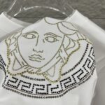P80 VersAce*范家* 2026 春夏新款 经典字母简约烫钻 定制双纱平纹纯棉面料 短袖T恤 男女同款 颜色 ：黑色 白色 安哥拉红色 尺码： S （90-130斤） M （120-150斤） L （140-165斤） XL （160-180斤） XXL （180-210斤）