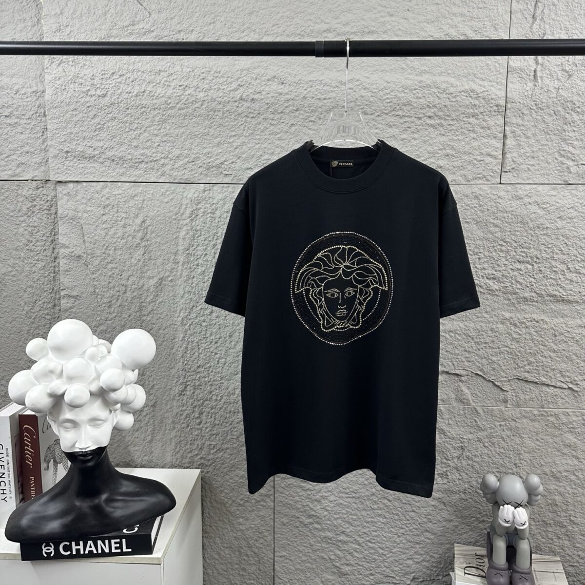 weigou_207074_0_ae1b6a76af P80 VersAce*范家* 2026 春夏新款 经典字母简约烫钻 定制双纱平纹纯棉面料 短袖T恤 男女同款 颜色 :黑色 白色 安哥拉红色 尺码: S (90-130斤) M (120-150斤) L (140-165斤) XL (160-180斤) XXL (180-210斤)