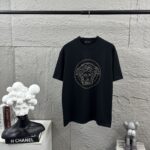 weigou_207074_0_ae1b6a76af P80 VersAce*范家* 2026 春夏新款 经典字母简约烫钻 定制双纱平纹纯棉面料 短袖T恤 男女同款 颜色 :黑色 白色 安哥拉红色 尺码: S (90-130斤) M (120-150斤) L (140-165斤) XL (160-180斤) XXL (180-210斤)