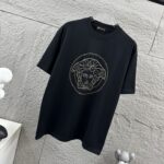 weigou_207074_1_b977549e8c P80 VersAce*范家* 2026 春夏新款 经典字母简约烫钻 定制双纱平纹纯棉面料 短袖T恤 男女同款 颜色 :黑色 白色 安哥拉红色 尺码: S (90-130斤) M (120-150斤) L (140-165斤) XL (160-180斤) XXL (180-210斤)