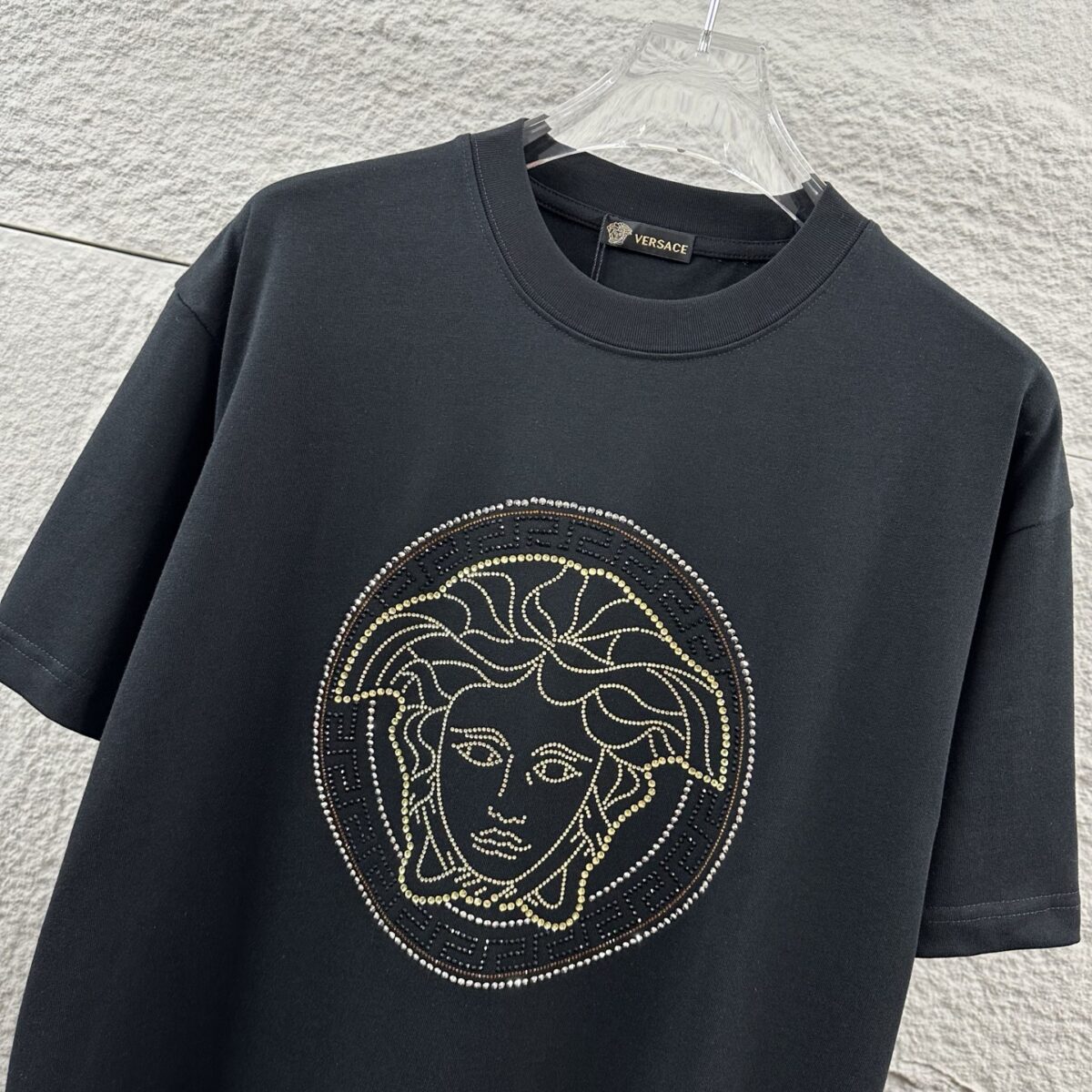 weigou_207074_2_fe4204733b P80 VersAce*范家* 2026 春夏新款 经典字母简约烫钻 定制双纱平纹纯棉面料 短袖T恤 男女同款 颜色 :黑色 白色 安哥拉红色 尺码: S (90-130斤) M (120-150斤) L (140-165斤) XL (160-180斤) XXL (180-210斤)