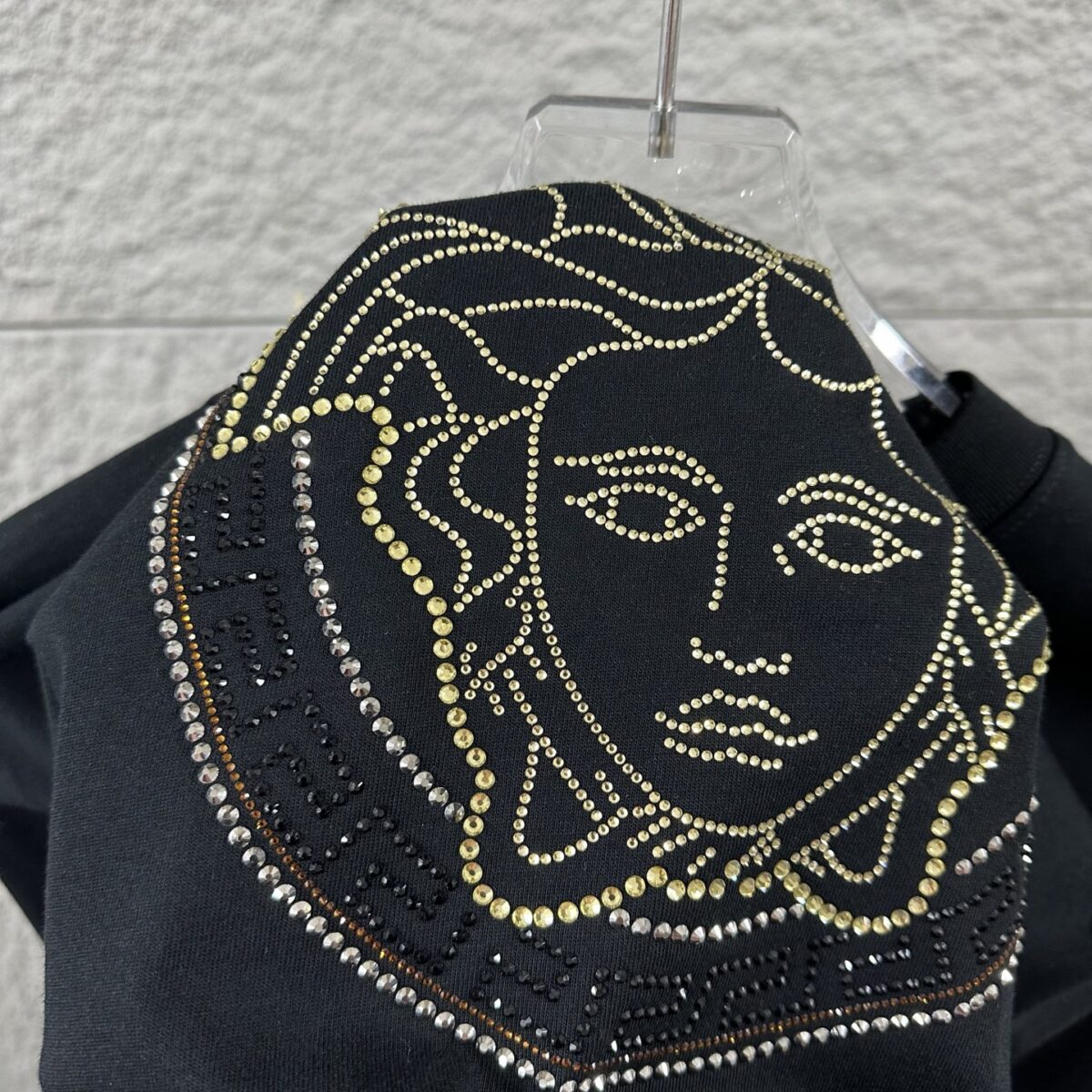 weigou_207074_3_4c025ee77e P80 VersAce*范家* 2026 春夏新款 经典字母简约烫钻 定制双纱平纹纯棉面料 短袖T恤 男女同款 颜色 :黑色 白色 安哥拉红色 尺码: S (90-130斤) M (120-150斤) L (140-165斤) XL (160-180斤) XXL (180-210斤)