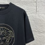 weigou_207074_4_5d404f0b31 P80 VersAce*范家* 2026 春夏新款 经典字母简约烫钻 定制双纱平纹纯棉面料 短袖T恤 男女同款 颜色 :黑色 白色 安哥拉红色 尺码: S (90-130斤) M (120-150斤) L (140-165斤) XL (160-180斤) XXL (180-210斤)