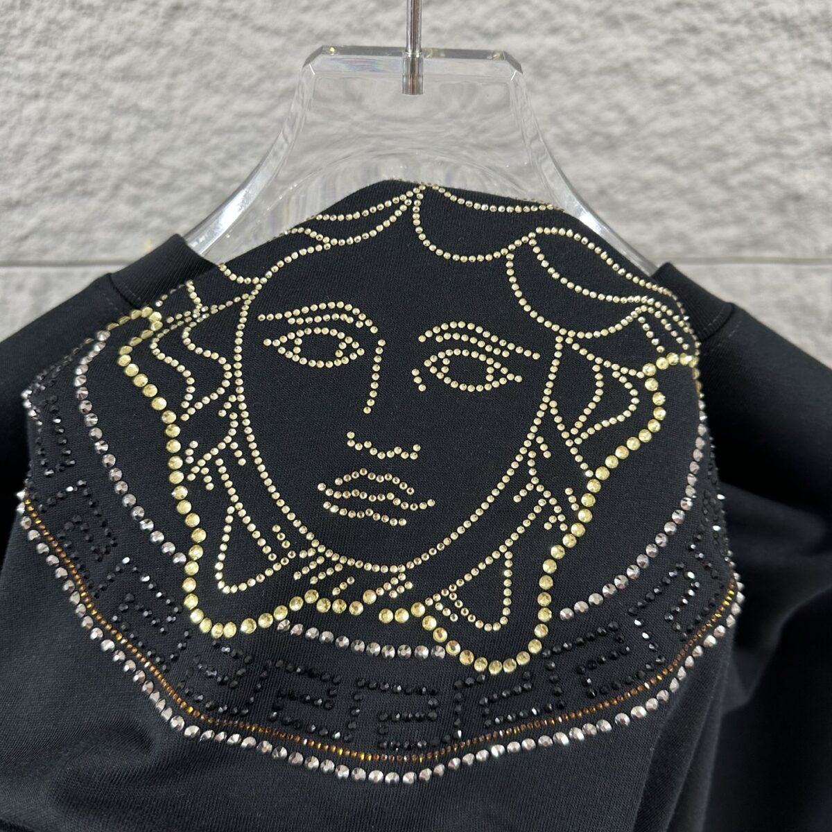 weigou_207074_6_8275336512 P80 VersAce*范家* 2026 春夏新款 经典字母简约烫钻 定制双纱平纹纯棉面料 短袖T恤 男女同款 颜色 :黑色 白色 安哥拉红色 尺码: S (90-130斤) M (120-150斤) L (140-165斤) XL (160-180斤) XXL (180-210斤)