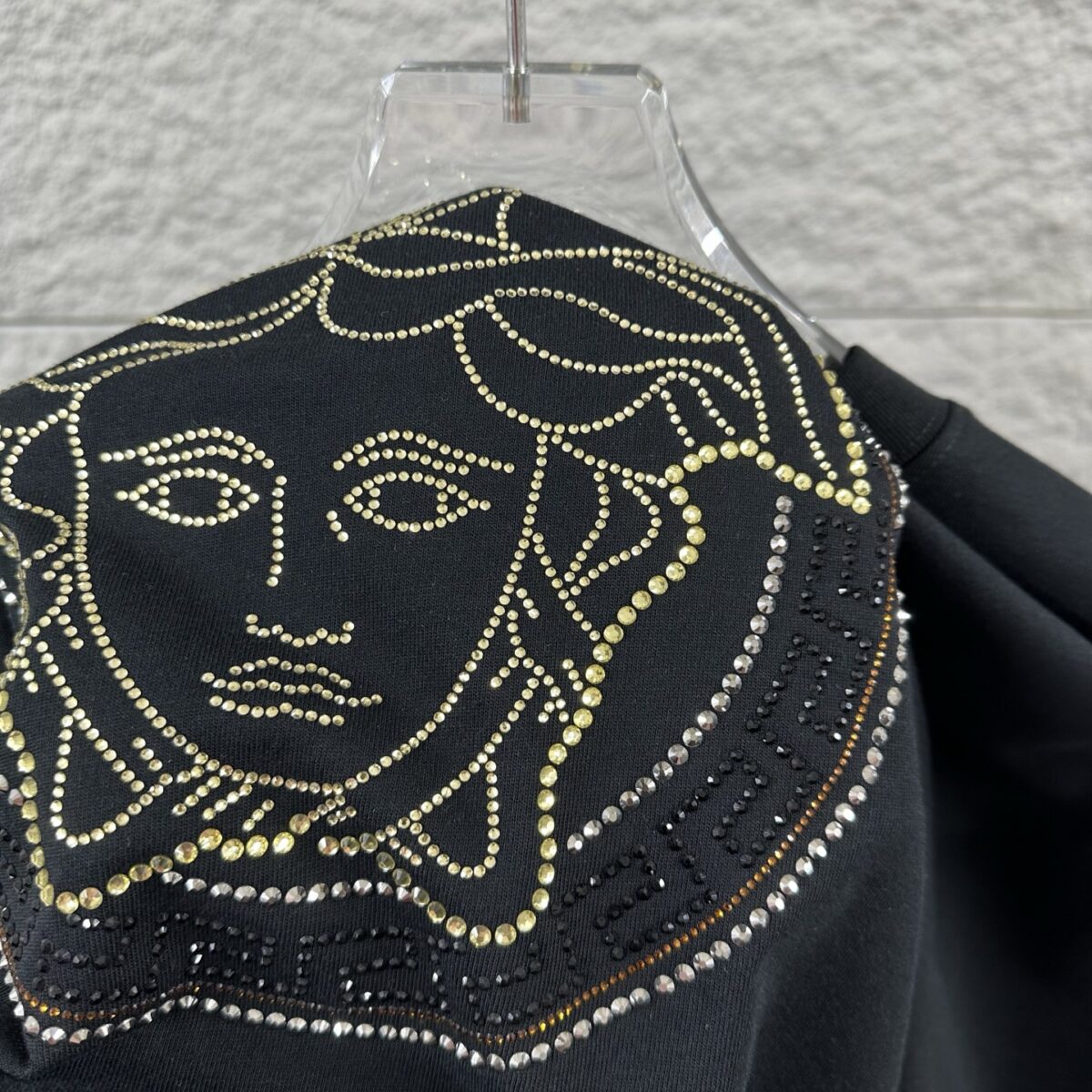 weigou_207074_7_64e0838e16 P80 VersAce*范家* 2026 春夏新款 经典字母简约烫钻 定制双纱平纹纯棉面料 短袖T恤 男女同款 颜色 :黑色 白色 安哥拉红色 尺码: S (90-130斤) M (120-150斤) L (140-165斤) XL (160-180斤) XXL (180-210斤)