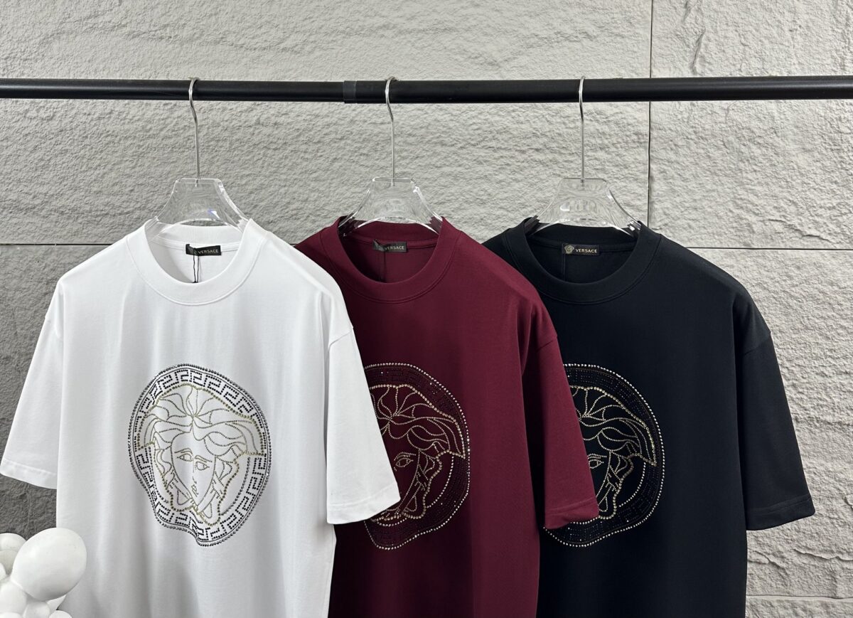 weigou_207074_8_7fb6837768 P80 VersAce*范家* 2026 春夏新款 经典字母简约烫钻 定制双纱平纹纯棉面料 短袖T恤 男女同款 颜色 :黑色 白色 安哥拉红色 尺码: S (90-130斤) M (120-150斤) L (140-165斤) XL (160-180斤) XXL (180-210斤)