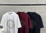 weigou_207074_8_7fb6837768 P80 VersAce*范家* 2026 春夏新款 经典字母简约烫钻 定制双纱平纹纯棉面料 短袖T恤 男女同款 颜色 :黑色 白色 安哥拉红色 尺码: S (90-130斤) M (120-150斤) L (140-165斤) XL (160-180斤) XXL (180-210斤)