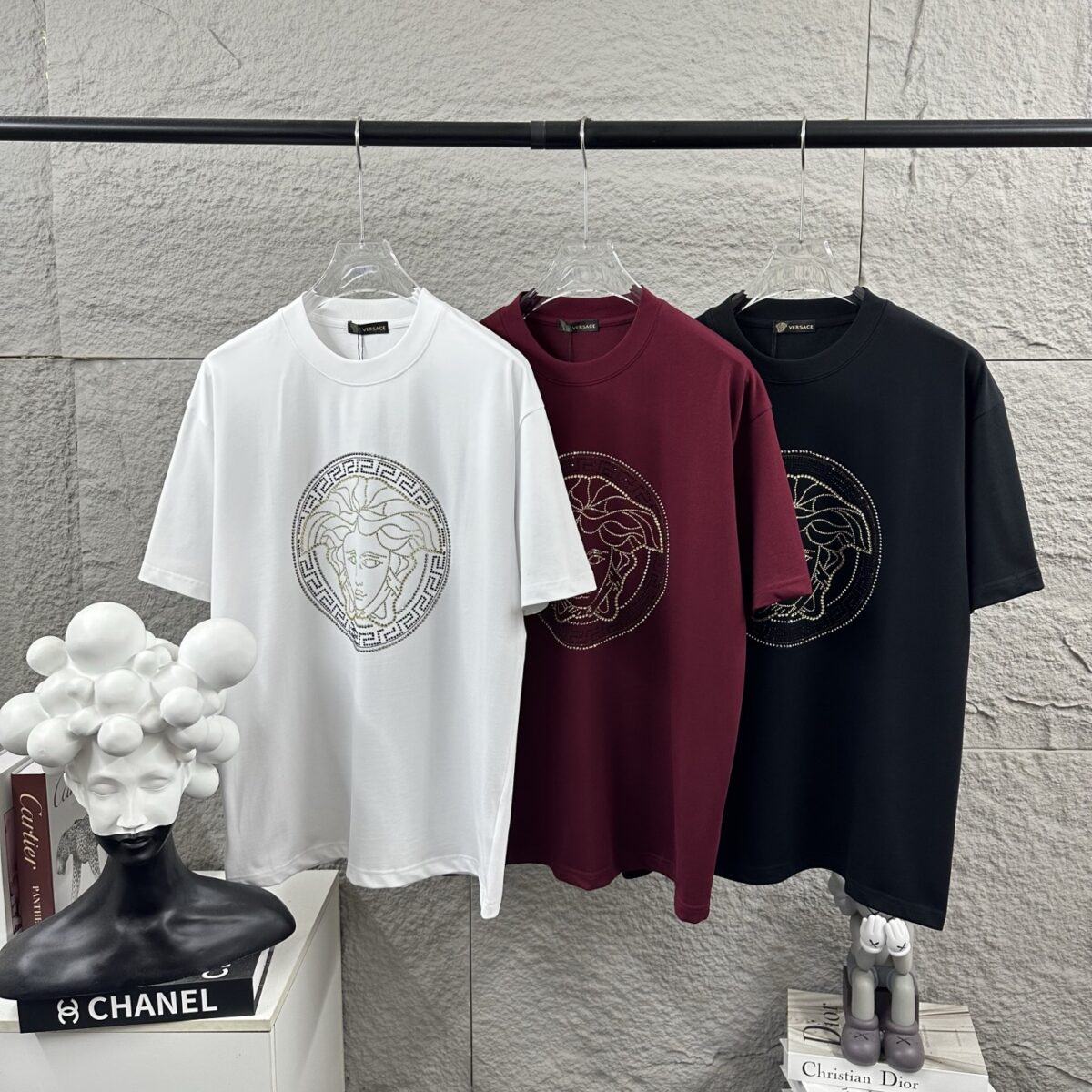 weigou_207074_9_22ecbff33a P80 VersAce*范家* 2026 春夏新款 经典字母简约烫钻 定制双纱平纹纯棉面料 短袖T恤 男女同款 颜色 :黑色 白色 安哥拉红色 尺码: S (90-130斤) M (120-150斤) L (140-165斤) XL (160-180斤) XXL (180-210斤)