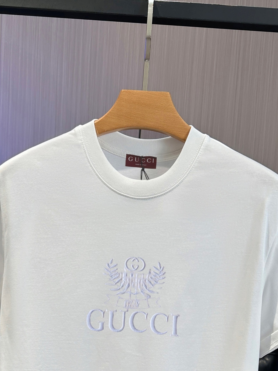 P65 GUCCI古奇 刺绣款 2026春夏经典圆领短袖T恤采用280克双纱精棉，衣服偏厚使整体高透气和柔软性，高版本，三标齐全！男女同款 颜色：白色 黑色 杏色 灰色 -尺码：S M L Xl