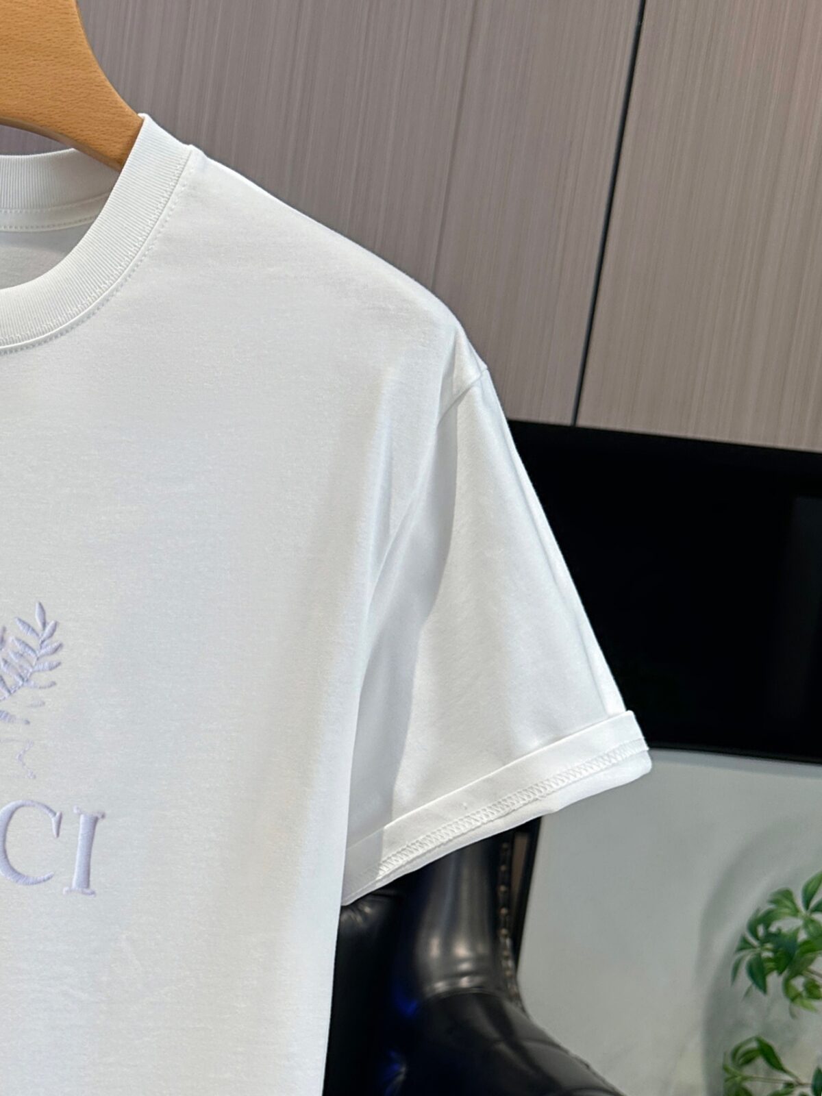 P65 GUCCI古奇 刺绣款 2026春夏经典圆领短袖T恤采用280克双纱精棉，衣服偏厚使整体高透气和柔软性，高版本，三标齐全！男女同款 颜色：白色 黑色 杏色 灰色 -尺码：S M L Xl