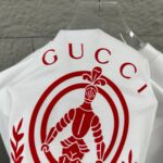 weigou_207091_1_176446e732 P75 Gu* 古驰* 2026春夏新款 双G胸前Gucci字母. 植绒工艺 短袖T恤 定制双纱平纹纯棉面料 男女同款 颜色:黑色 白色 尺码: S (90-130斤) M (120-150斤) L (140-165斤) XL (160-180斤) XXL (180-210斤)