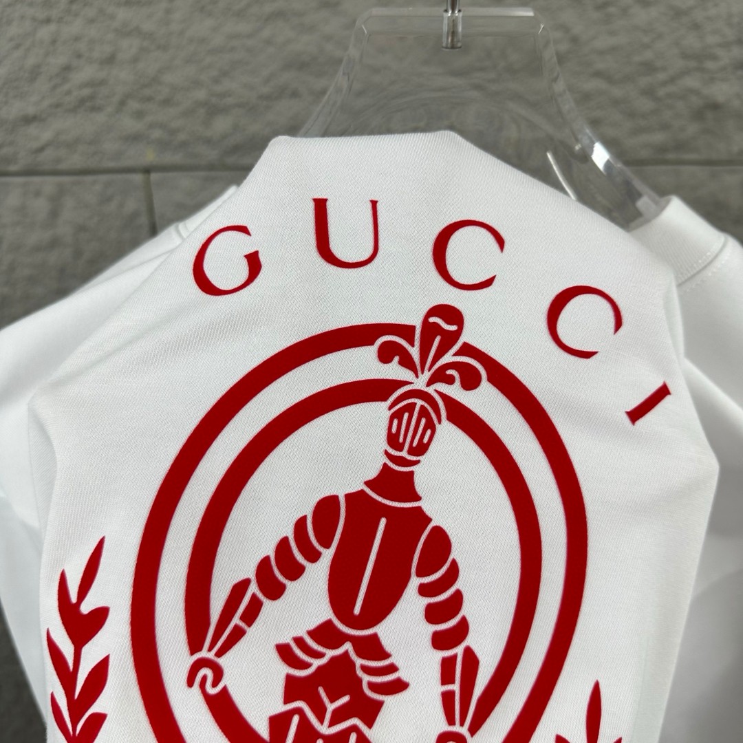 weigou_207091_1_176446e732 P75 Gu* 古驰* 2026春夏新款 双G胸前Gucci字母. 植绒工艺 短袖T恤 定制双纱平纹纯棉面料 男女同款 颜色:黑色 白色 尺码: S (90-130斤) M (120-150斤) L (140-165斤) XL (160-180斤) XXL (180-210斤)