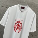 weigou_207091_3_7475b21621 P75 Gu* 古驰* 2026春夏新款 双G胸前Gucci字母. 植绒工艺 短袖T恤 定制双纱平纹纯棉面料 男女同款 颜色:黑色 白色 尺码: S (90-130斤) M (120-150斤) L (140-165斤) XL (160-180斤) XXL (180-210斤)
