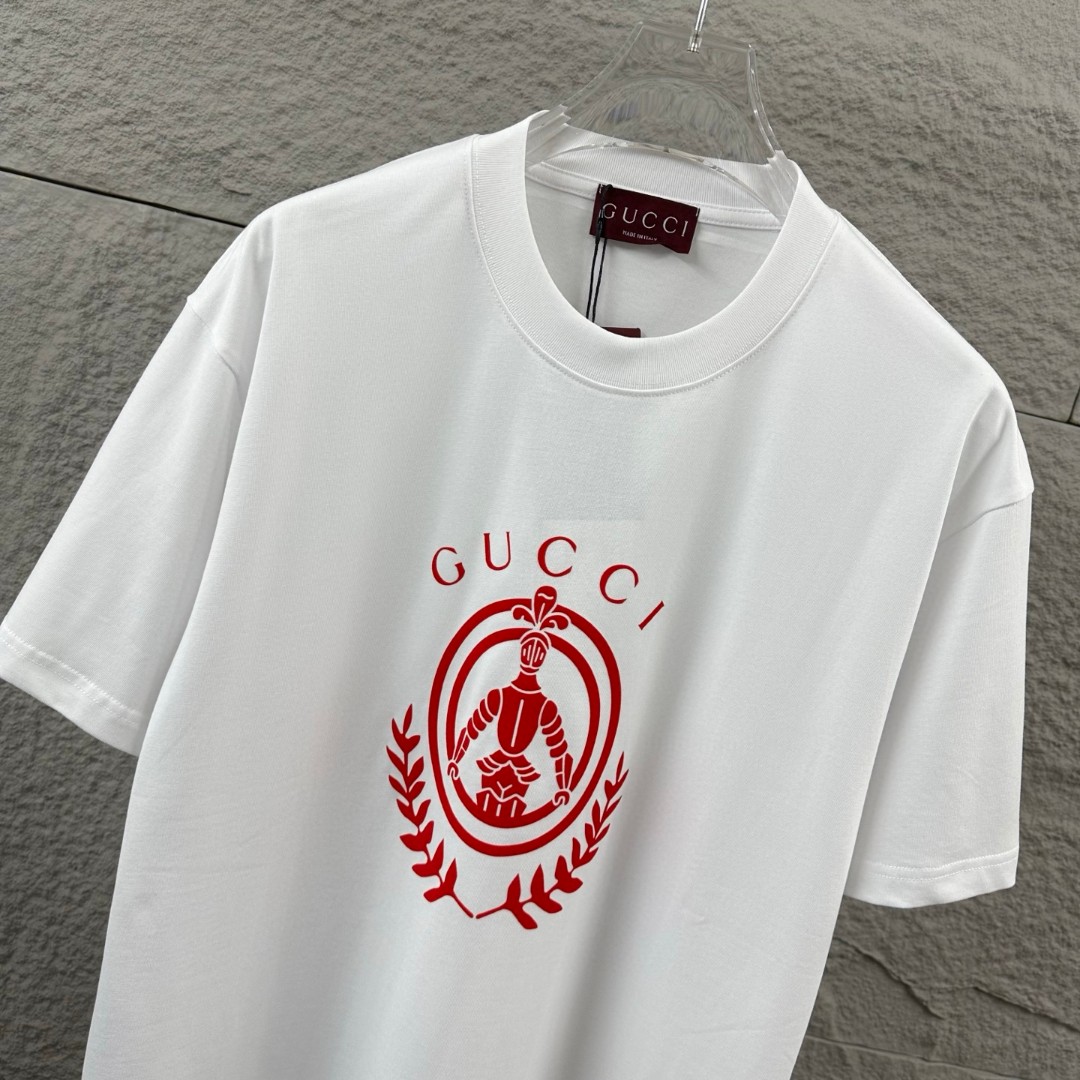 weigou_207091_3_7475b21621 P75 Gu* 古驰* 2026春夏新款 双G胸前Gucci字母. 植绒工艺 短袖T恤 定制双纱平纹纯棉面料 男女同款 颜色:黑色 白色 尺码: S (90-130斤) M (120-150斤) L (140-165斤) XL (160-180斤) XXL (180-210斤)