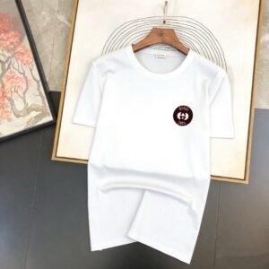 P70 品牌： 古奇 (胖子福音)原单男士休闲短袖T恤，2026春夏新品，定制胸前顶级logo 工艺、搭配整件细节 品质及剪裁设计都堪称一流，定制进口丝光棉面料！型格十足，配色轻熟百搭。M-5XL(穿到220斤)