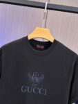 P65 GUCCI古奇 刺绣款 2026春夏经典圆领短袖T恤采用280克双纱精棉，衣服偏厚使整体高透气和柔软性，高版本，三标齐全！男女同款 颜色：白色 黑色 杏色 灰色 -尺码：S M L Xl